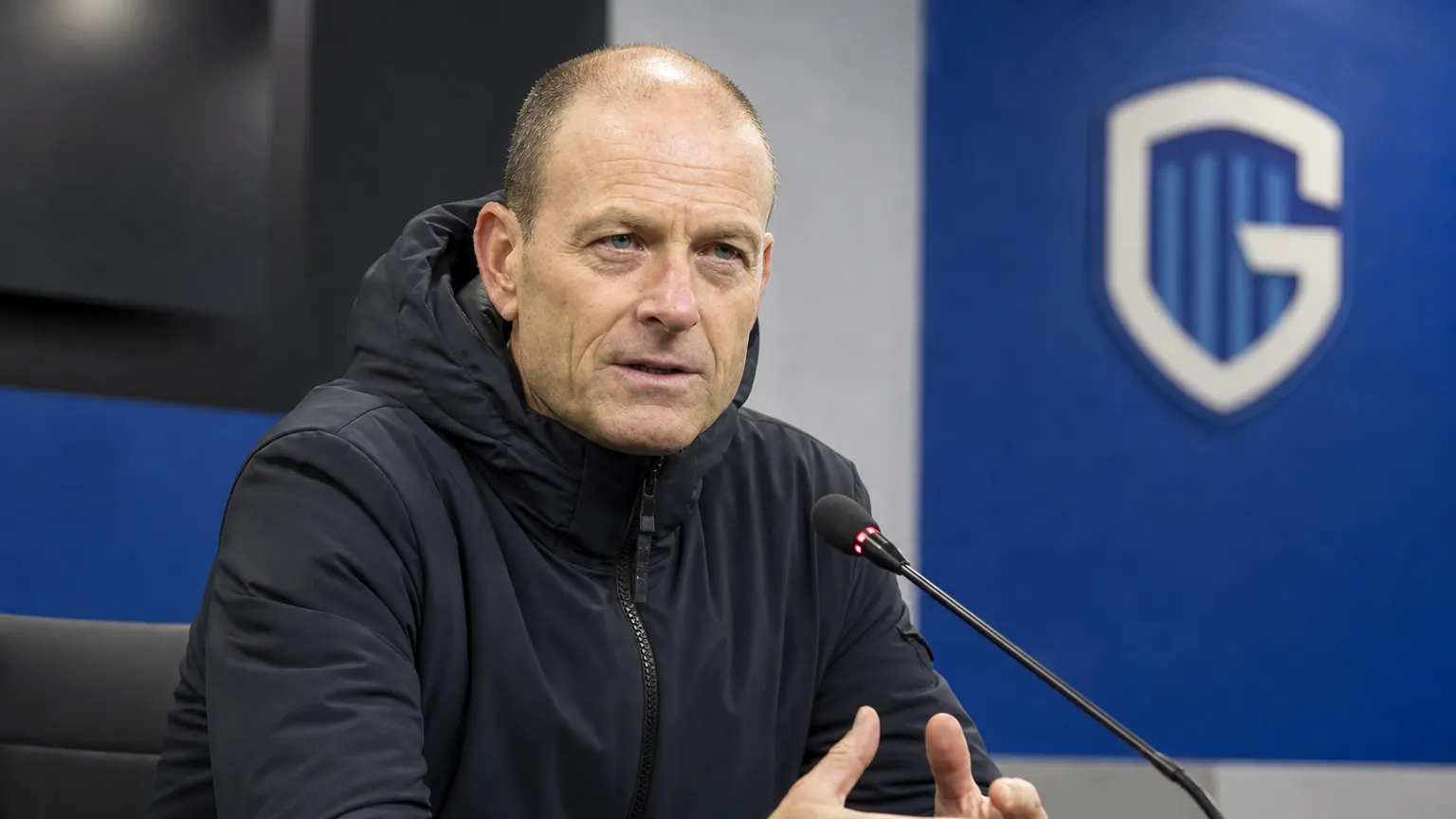 Jess Thorup tijdens een rustig mediamoment in een KRC Genk-omgeving.