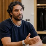 Marvin Compper spreekt als trainer van Royal Antwerp FC in een rustige mediaomgeving.