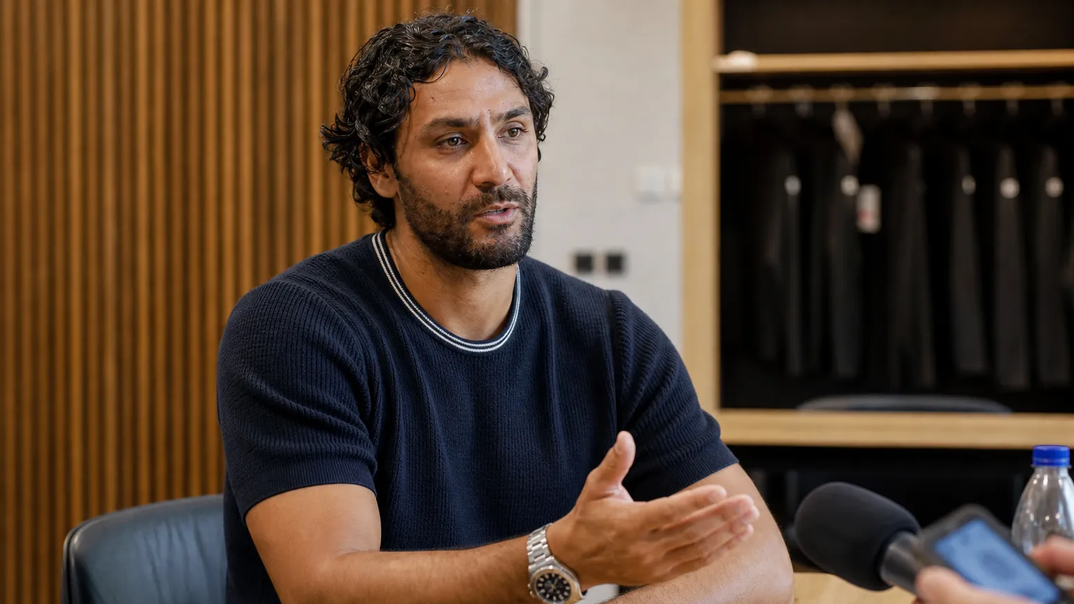 Marvin Compper spreekt als trainer van Royal Antwerp FC in een rustige mediaomgeving.