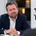 Vincent Mannaert tijdens een interview in een neutrale binnenruimte.