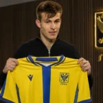 Samed Bazdar presenteert zich in het tenue van STVV.
