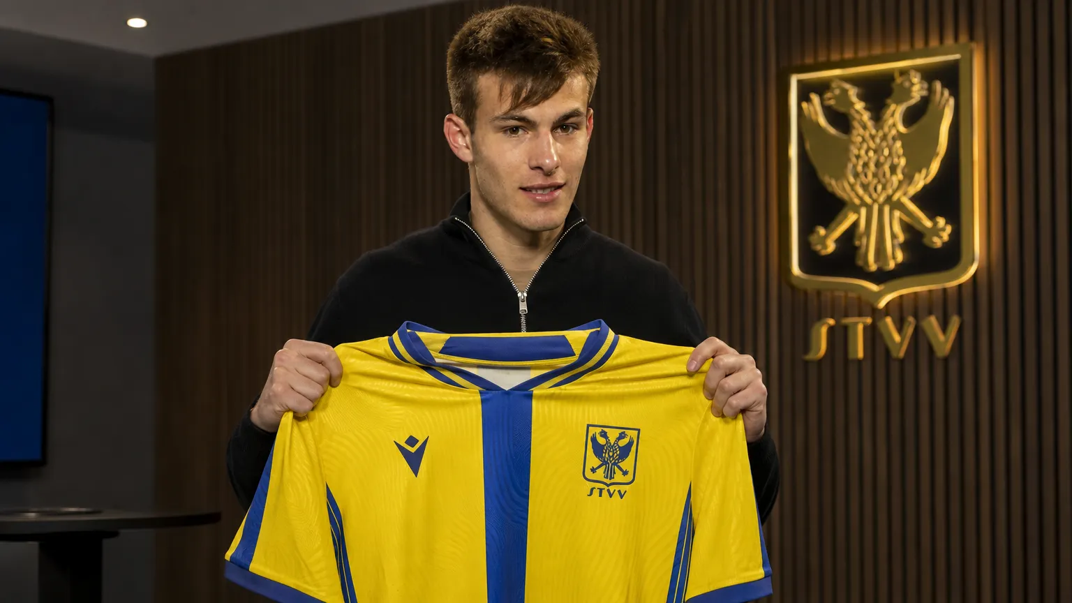 Samed Bazdar presenteert zich in het tenue van STVV.