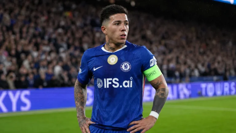 Enzo Fernández in blauw Chelsea-tenue op het veld voor een wedstrijd.