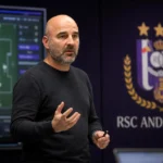 Werkmoment in een pers- en clubomgeving van RSC Anderlecht.