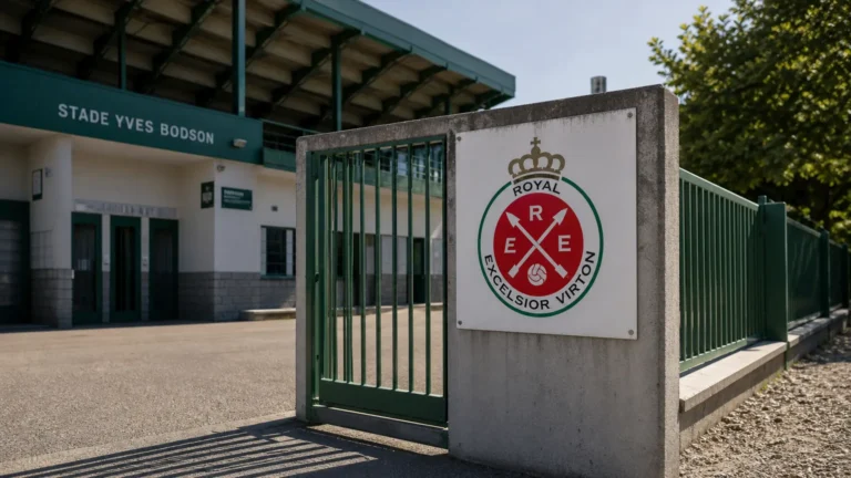 Ingang van het stadion van Royal Excelsior Virton met een discreet clubembleem.