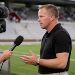 Wouter Vrancken tijdens een interview aan de rand van het veld.