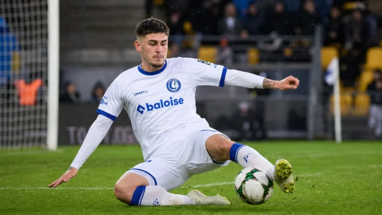 Maksim Paskotsi van KAA Gent in actie tijdens een Europese wedstrijd.