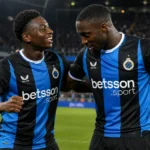Twee spelers van Club Brugge vieren samen tijdens een wedstrijd in Jan Breydel.