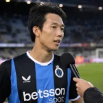 Hanbeom Lee van Club Brugge spreekt na de wedstrijd langs het veld.
