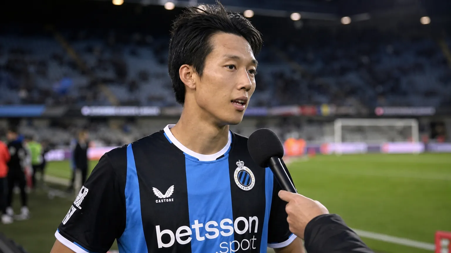 Hanbeom Lee van Club Brugge spreekt na de wedstrijd langs het veld.