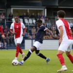 Anonieme Antwerp-spelers in actie tijdens een oefenwedstrijd in Engeland.