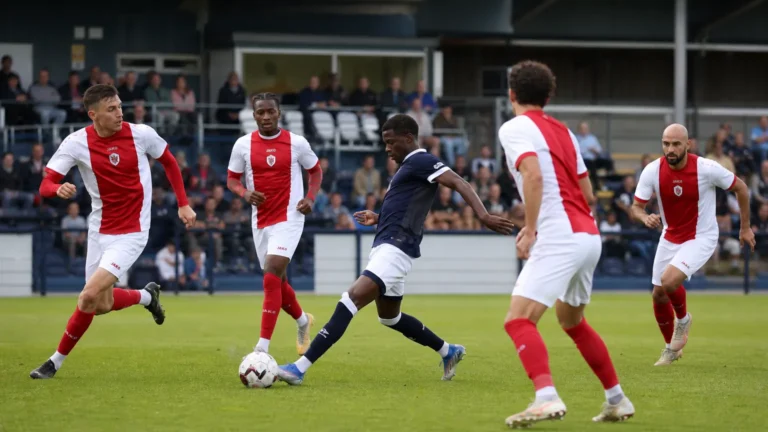 Anonieme Antwerp-spelers in actie tijdens een oefenwedstrijd in Engeland.