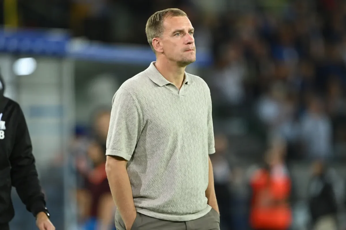 Michiel Jonckheere staat na de wedstrijd rustig aan de zijlijn van een stadion.