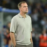 Michiel Jonckheere staat na de wedstrijd rustig aan de zijlijn van een stadion.