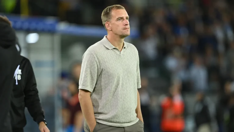 Michiel Jonckheere staat na de wedstrijd rustig aan de zijlijn van een stadion.