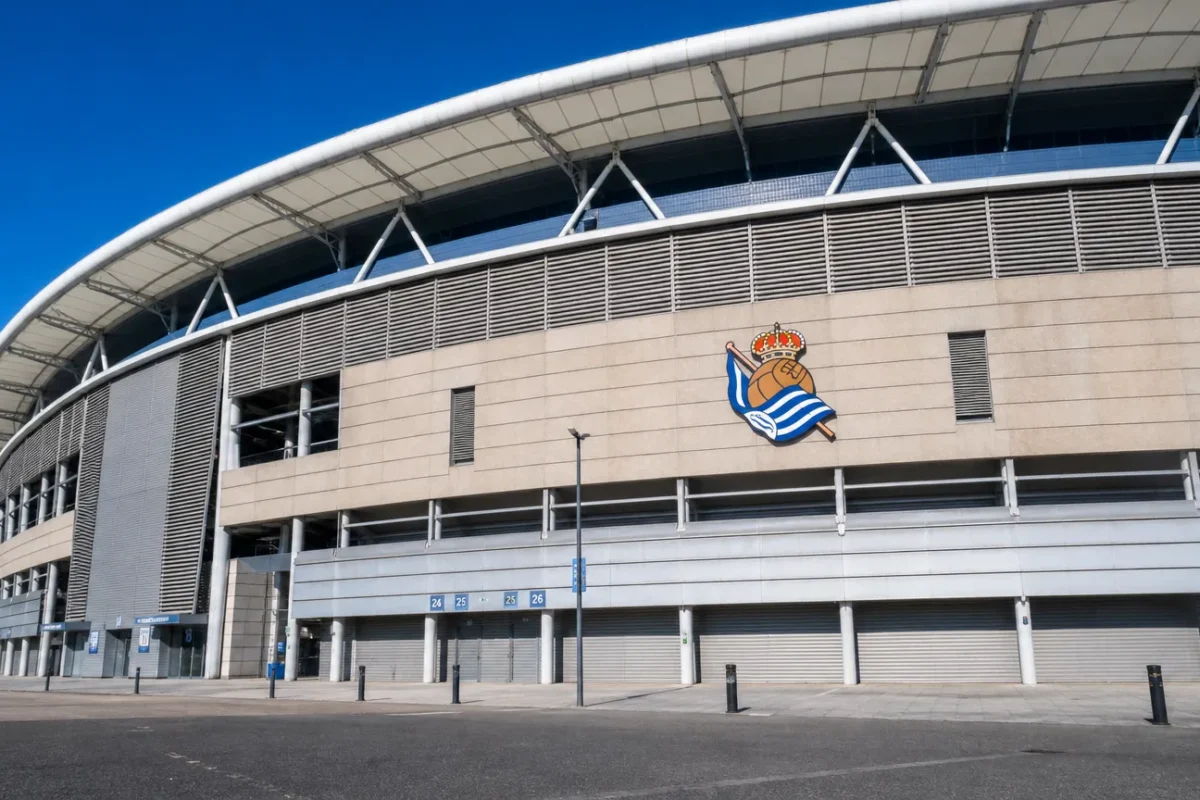 Buitenzijde van het Anoeta Stadium met een discreet Real Sociedad-clubanker.
