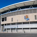 Buitenzijde van het Anoeta Stadium met een discreet Real Sociedad-clubanker.