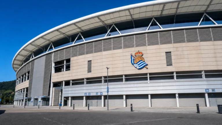 Buitenzijde van het Anoeta Stadium met een discreet Real Sociedad-clubanker.