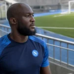 Romelu Lukaku in een SSC Napoli-trainingstenue in een stadionzone.