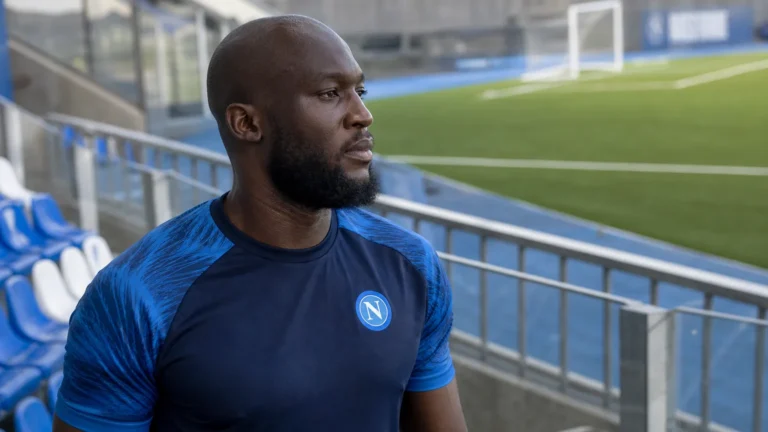 Romelu Lukaku in een SSC Napoli-trainingstenue in een stadionzone.