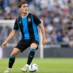 Freddie Potts van Club Brugge controleert de bal tijdens een wedstrijd.