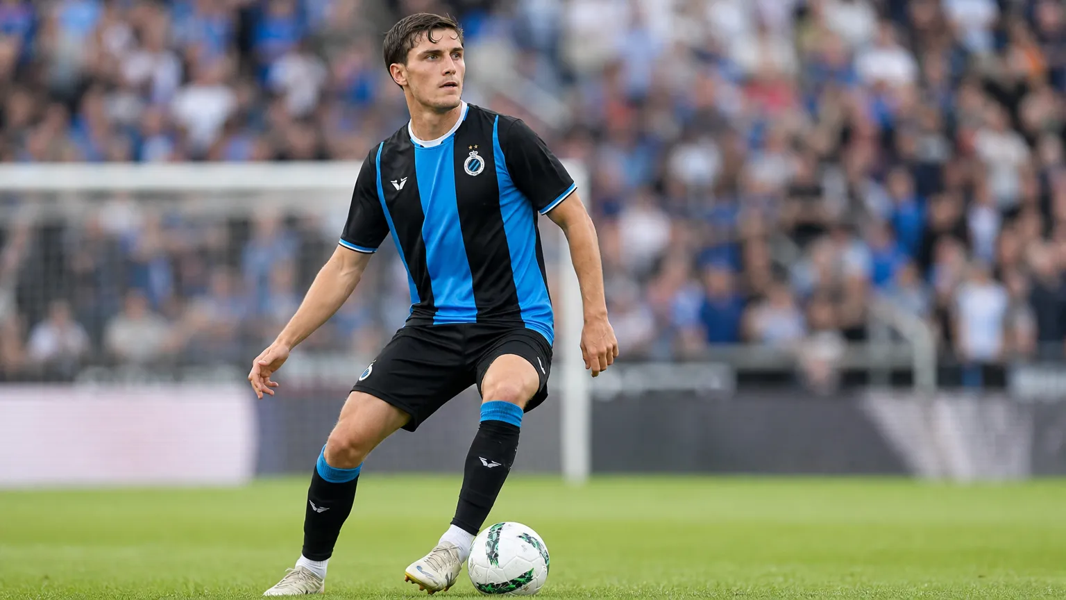 Freddie Potts van Club Brugge controleert de bal tijdens een wedstrijd.