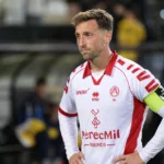 Brecht Dejaegere in het witte en rode tenue van KV Kortrijk na een wedstrijd op het veld.