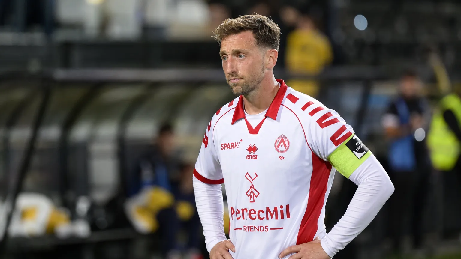 Brecht Dejaegere in het witte en rode tenue van KV Kortrijk na een wedstrijd op het veld.