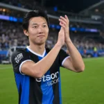 Lee Hanbeom applaudisseert na afloop op het veld.