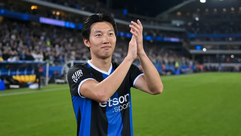 Lee Hanbeom applaudisseert na afloop op het veld.