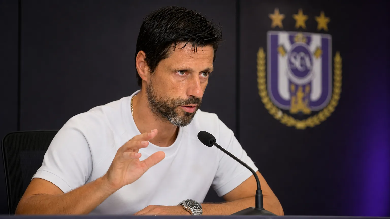 Vitor Bruno spreekt tijdens een persmoment van RSC Anderlecht.