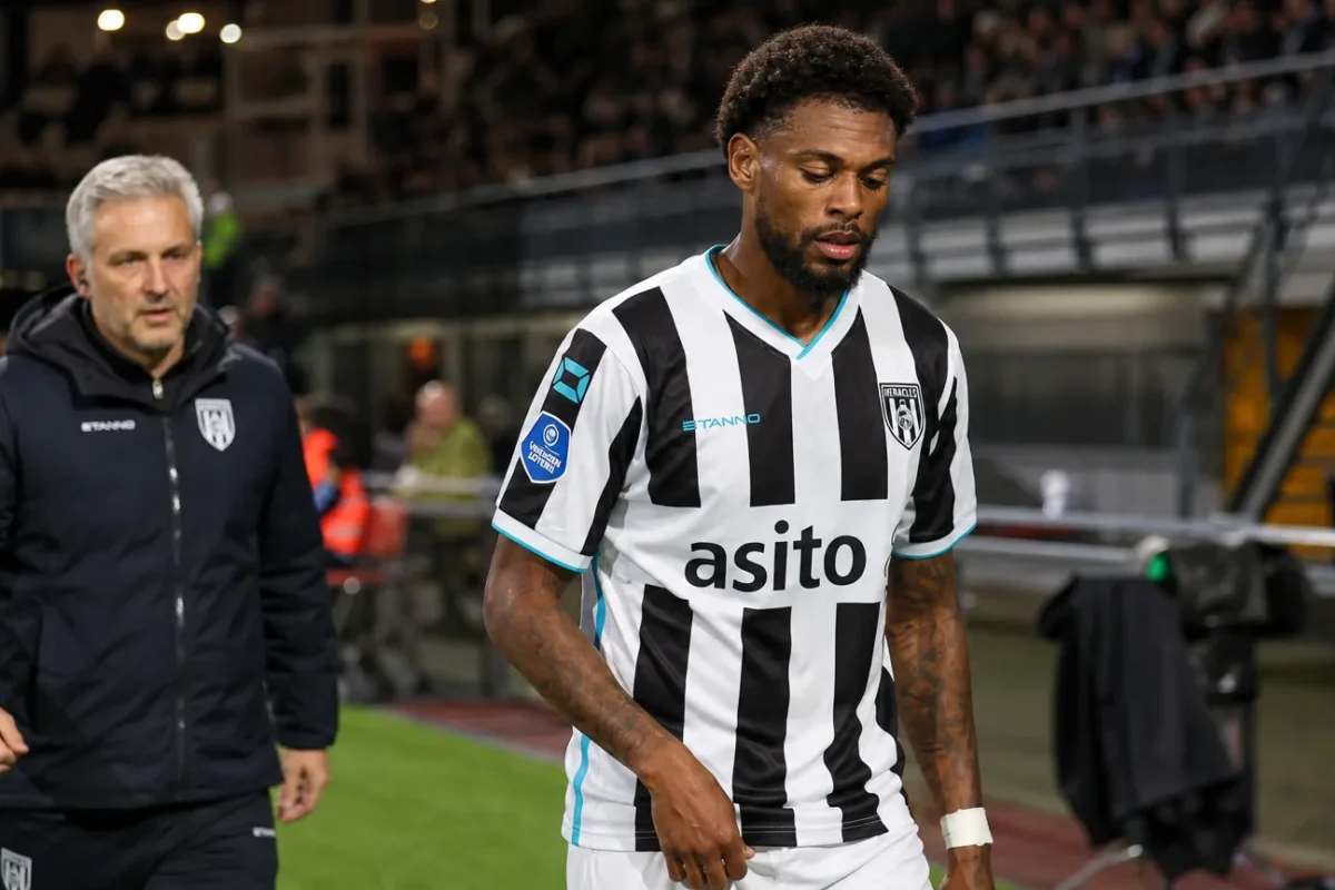 Jeff Reine-Adélaïde verlaat zichtbaar aangeslagen het veld in het tenue van Heracles.
