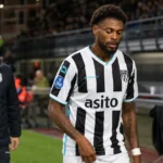 Jeff Reine-Adélaïde verlaat zichtbaar aangeslagen het veld in het tenue van Heracles.