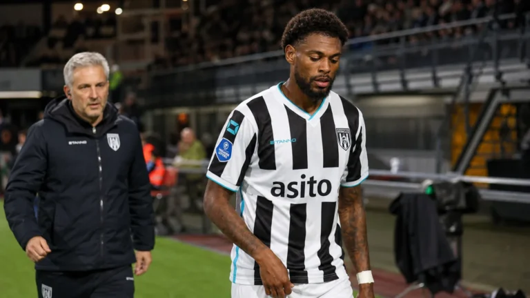 Jeff Reine-Adélaïde verlaat zichtbaar aangeslagen het veld in het tenue van Heracles.