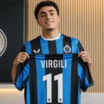 Jan Virgili poseert met het shirt van Club Brugge tijdens zijn officiële voorstelling.