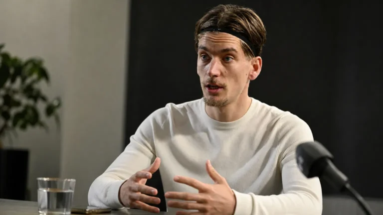 Dennis Praet tijdens een rustig interview in een neutrale binnenruimte.