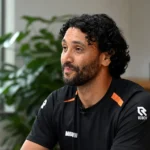 Marvin Compper tijdens een gesprek in een clubmediaruimte.