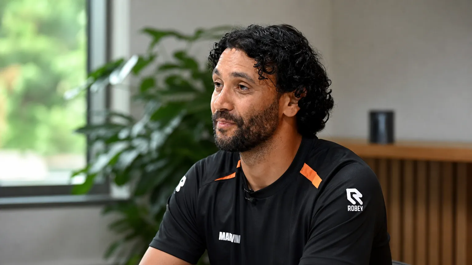 Marvin Compper tijdens een gesprek in een clubmediaruimte.