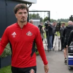 Een voetbalomgeving bij Sunderland met persmateriaal naast het trainingscomplex.