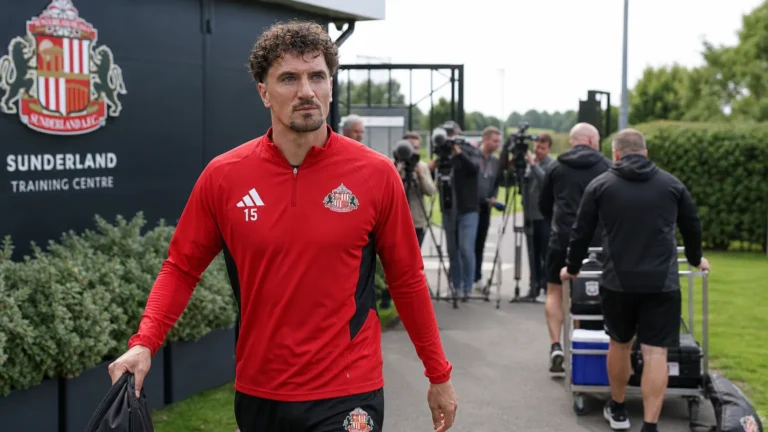Een voetbalomgeving bij Sunderland met persmateriaal naast het trainingscomplex.