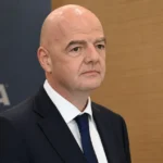Gianni Infantino in donker pak tijdens een officieel FIFA-evenement.