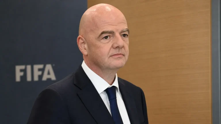 Gianni Infantino in donker pak tijdens een officieel FIFA-evenement.