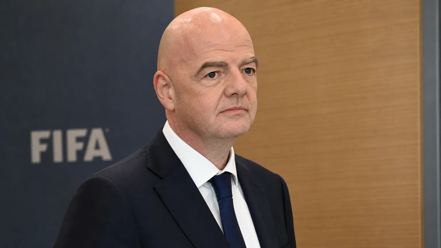 Gianni Infantino in donker pak tijdens een officieel FIFA-evenement.