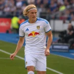Sebastiaan Bornauw in een wit voetbaltenue aan de rand van het veld.