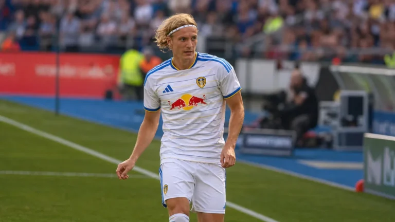 Sebastiaan Bornauw in een wit voetbaltenue aan de rand van het veld.
