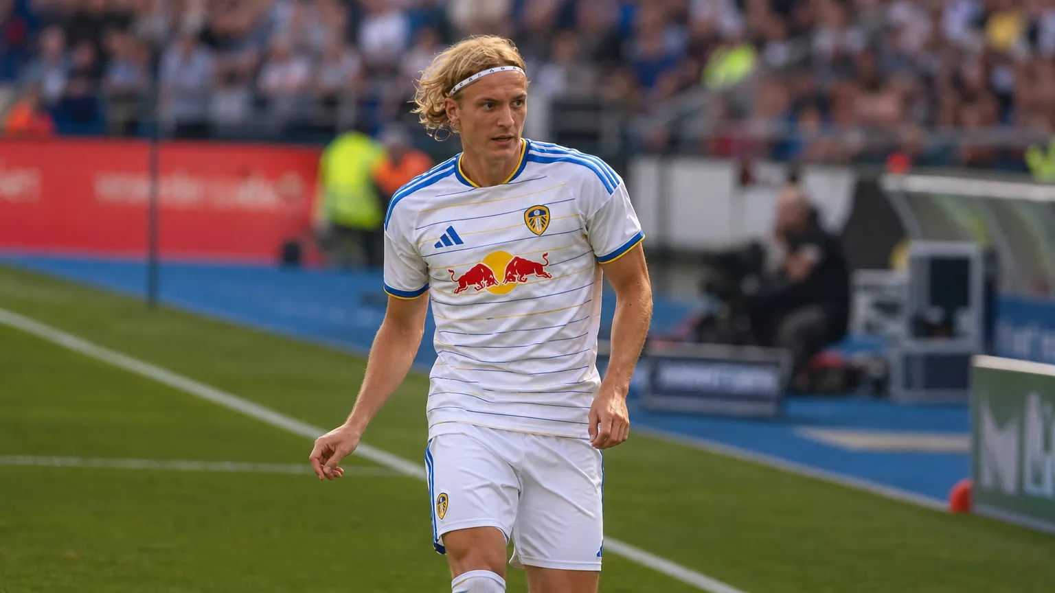 Sebastiaan Bornauw in een wit voetbaltenue aan de rand van het veld.