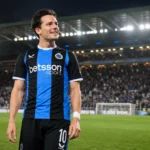 Hugo Vetlesen staat kort na het eindsignaal op het veld in zijn blauw-zwarte wedstrijdtenue.