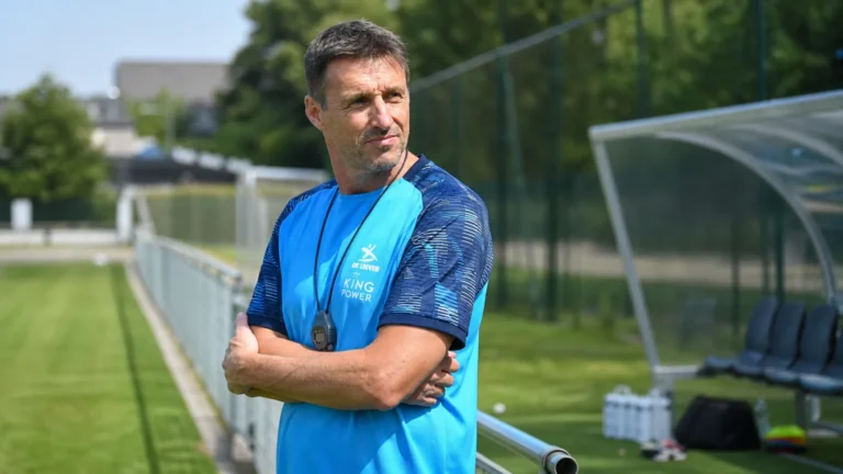Timmy Simons tijdens een training van OH Leuven op het oefenveld.