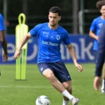 KRC Genk-context op het trainingsveld met spelers en staf tijdens de voorbereiding.