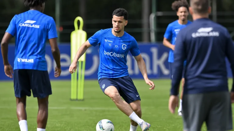 KRC Genk-context op het trainingsveld met spelers en staf tijdens de voorbereiding.